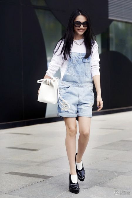 姚晨英倫風(fēng)閃亮街頭 自信氣質(zhì)演繹精英女性